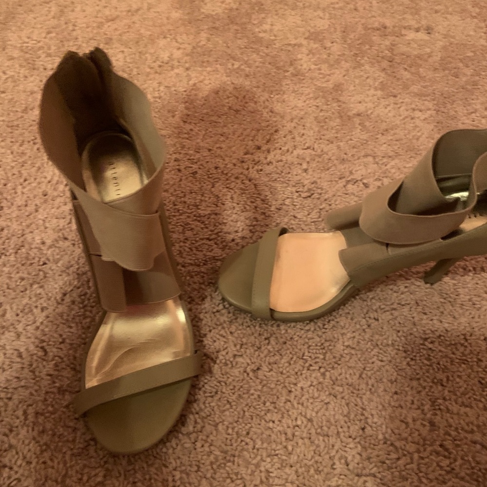 Heels - Picture 4 of 4